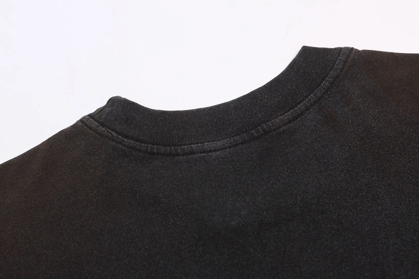 Saint Michael printed crack pattern on the chest, washed and distressed, heavy-duty high street loose casual long-sleeved T-shirt. Fabric: 260g. Style number: SM668. Size: S-M-L-XL. Color: washed black. Price: P156.